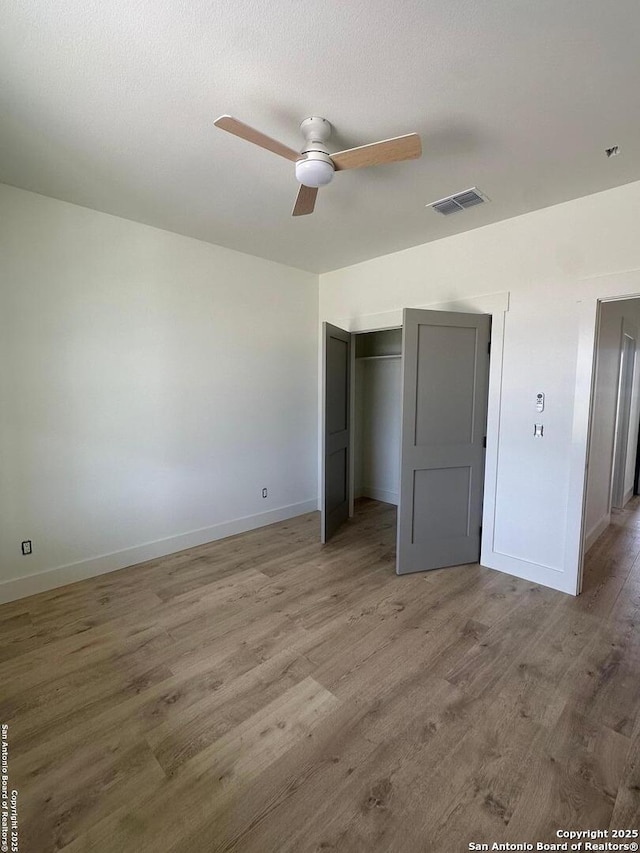 129 Merion Ln, Vernia, TX 78121 - unfurnished bedroom with light wood finished floors, a closet, and a ceiling fan