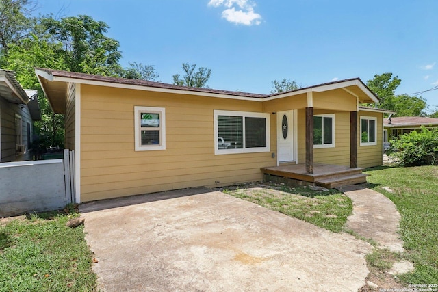 937 Anderson, Seguin, TX 78155 - bungalow-style house featuring a patio