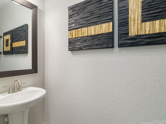 25022 Dulzura, San Antonio, TX 78261 - bathroom featuring a textured wall