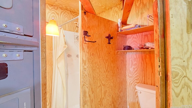 103 Weese, Pleasanton, TX 78064 - bathroom with toilet and a shower
