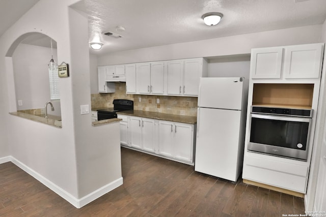 7730 Pipers Vw, San Antonio, TX 78251 - kitchen featuring freestanding refrigerator, oven, electric range, white cabinets, and a textured ceiling