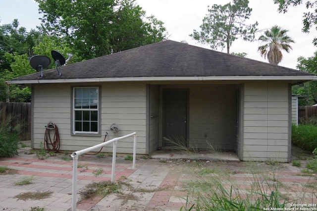 909 San Antonio, Pleasanton, TX 78064 - view of front of property featuring roof with shingles and a patio