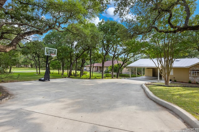 611 Wild Turkey, New Braunfels, TX 78132 - view of sport court featuring a lawn