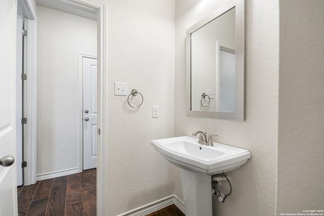 101 Boulder Crk, Boerne, TX 78006 - bathroom featuring wood finished floors and baseboards