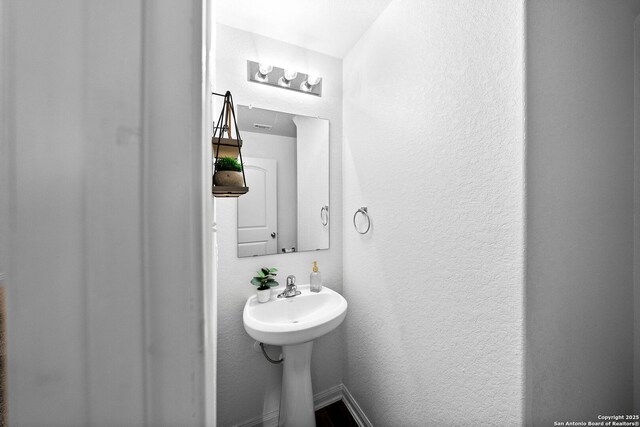 3827 Southton Vw, San Antonio, TX 78222 - bathroom featuring a textured wall