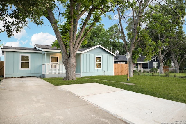 559 W Nacogdoches St, New Braunfels, TX 78130 - ranch-style home with board and batten siding and covered porch