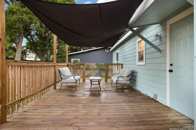 559 W Nacogdoches St, New Braunfels, TX 78130 - view of wooden terrace
