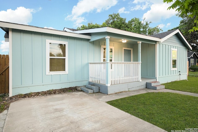 559 W Nacogdoches St, New Braunfels, TX 78130 - view of front of property with covered porch and board and batten siding
