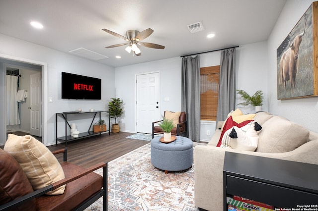 559 W Nacogdoches St, New Braunfels, TX 78130 - living room featuring wood finished floors, a ceiling fan, and recessed lighting