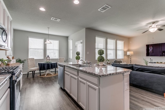 6838 Dashmoor Crk, San Antonio, TX 78244 - kitchen featuring appliances with stainless steel finishes, open floor plan, ceiling fan, dark wood-style flooring, and recessed lighting