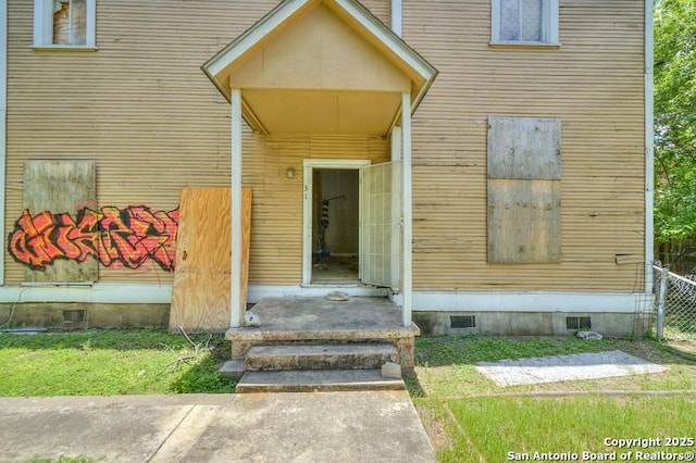 310 E Carson, San Antonio, TX 78208 - doorway to property with crawl space