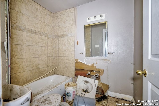 310 E Carson, San Antonio, TX 78208 - bathroom featuring a bath and toilet