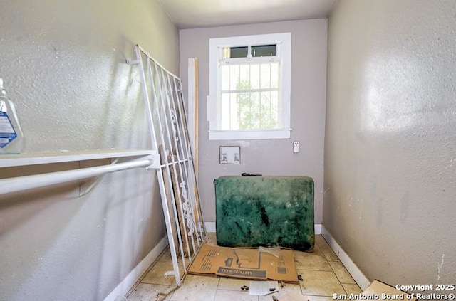 310 E Carson, San Antonio, TX 78208 - bathroom with baseboards