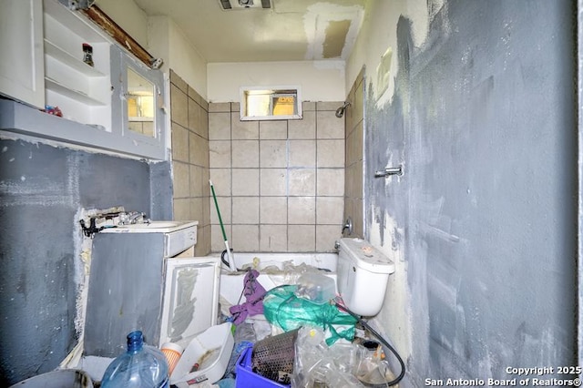 310 E Carson, San Antonio, TX 78208 - bathroom featuring toilet and shower / tub combination