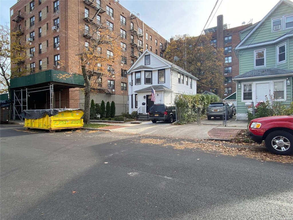 162-18 78th Rd, Flushing, NY 11366