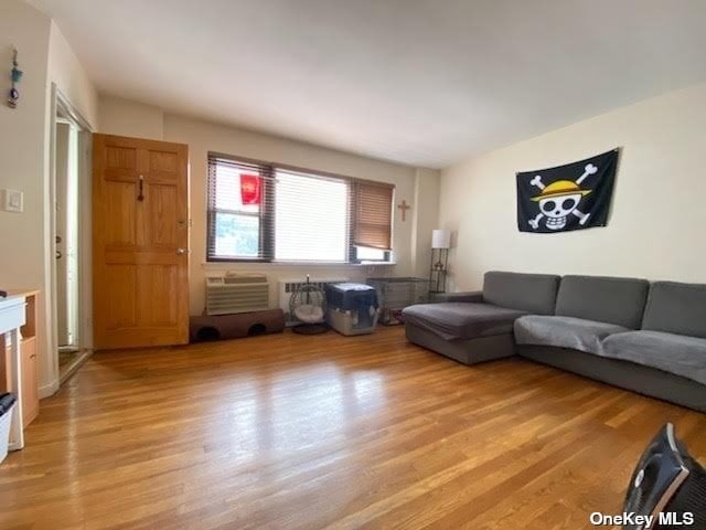 Listing photo 2 for 31-36 48th St, Astoria NY 11103