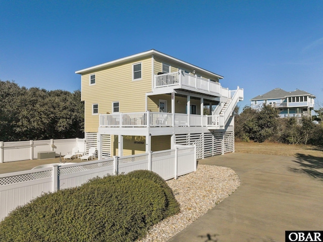 view of front facade featuring fence and a balcony