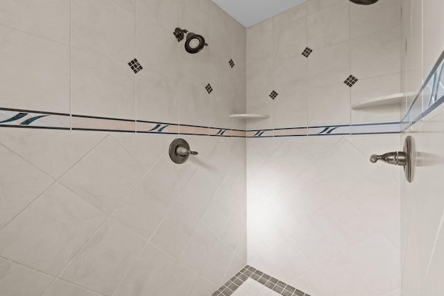 full bathroom featuring tiled shower