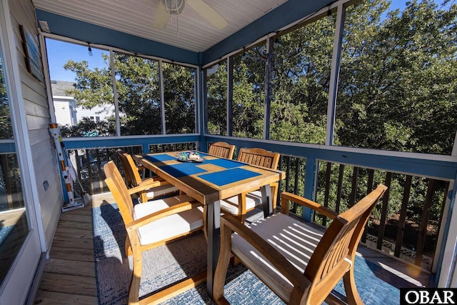 sunroom with ceiling fan