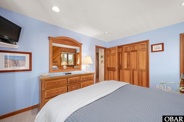 carpeted bedroom featuring recessed lighting, baseboards, and a closet