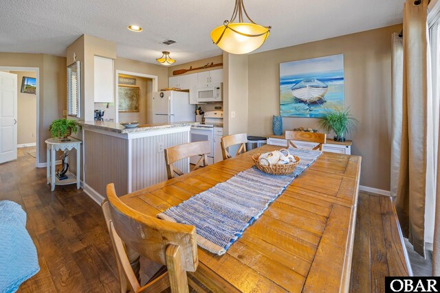 612 Pirates Way Unit # 612B, Manteo, NC 27954 - dining room with wood finished floors, baseboards, and recessed lighting