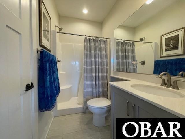 full bath with toilet, vanity, and a shower with shower curtain