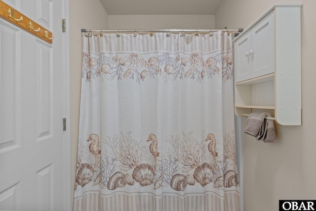 full bathroom featuring curtained shower