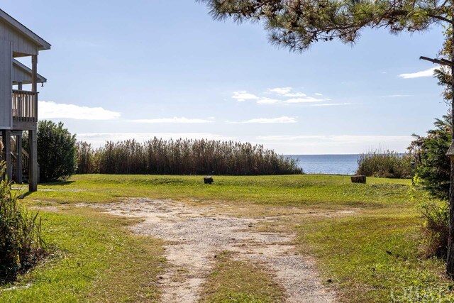 view of yard featuring a water view