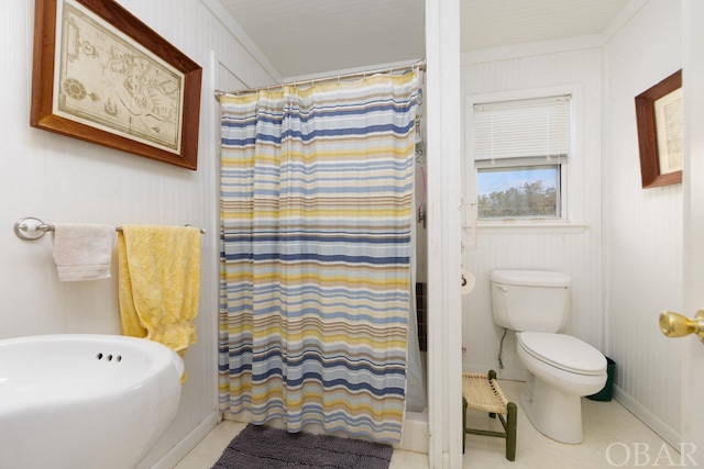 full bath with a shower with curtain, baseboards, and toilet