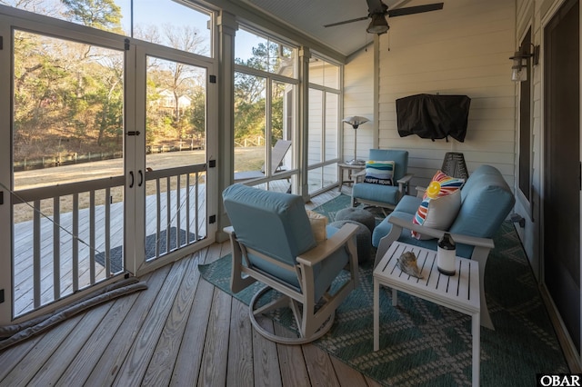 sunroom / solarium featuring a ceiling fan