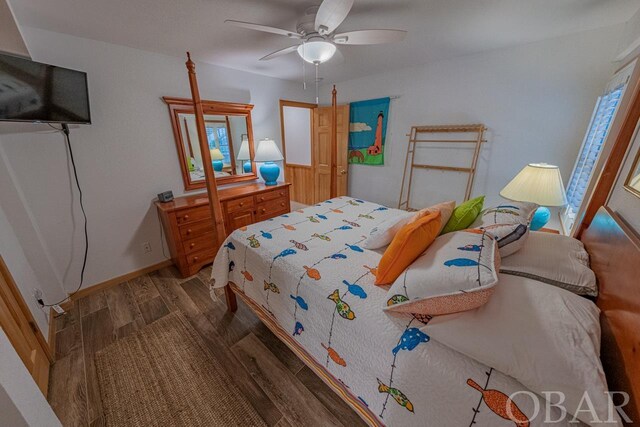 bedroom with dark wood-style floors and ceiling fan