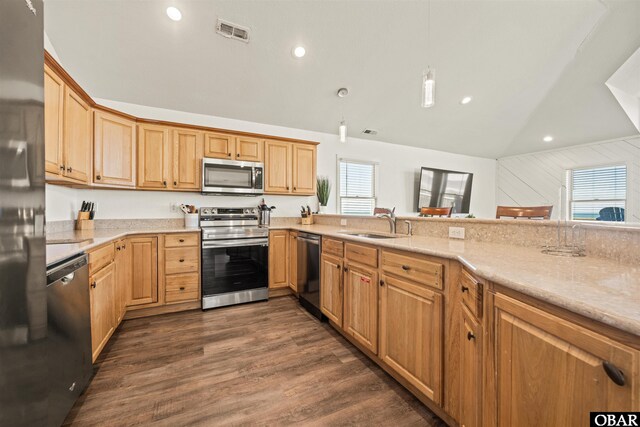 kitchen with stainless steel appliances, a sink, visible vents, a healthy amount of sunlight, and hanging light fixtures