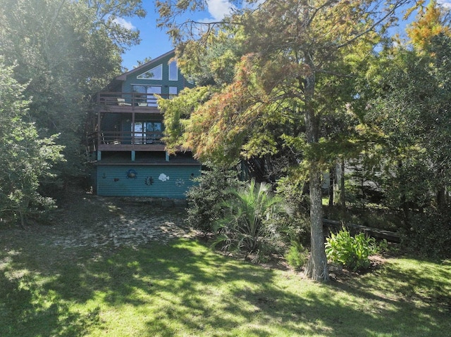 view of yard featuring a balcony