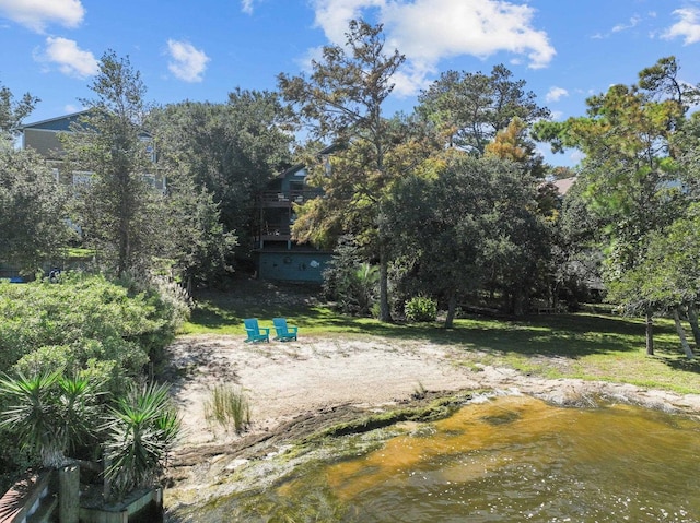 view of yard featuring a water view