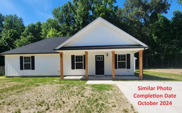 view of front of home featuring covered porch and a front lawn