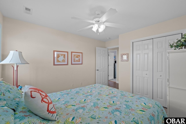 bedroom featuring ceiling fan, visible vents, and a closet