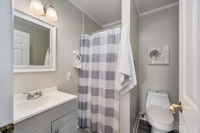 bathroom with toilet, a shower with curtain, ornamental molding, and vanity