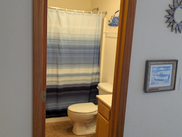 full bathroom featuring toilet, curtained shower, and vanity