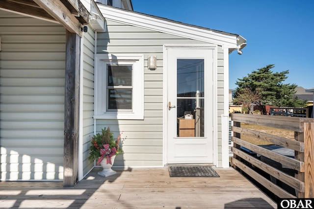 property entrance featuring a deck