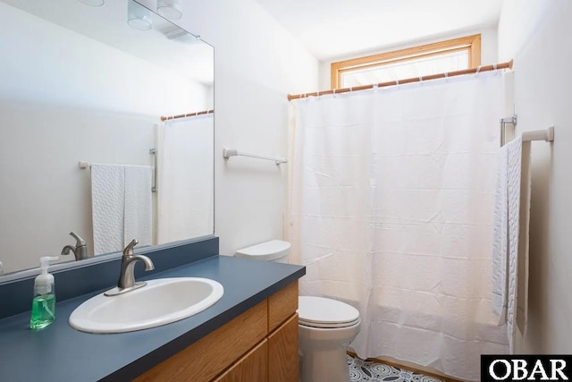 full bath with a shower with curtain, vanity, and toilet