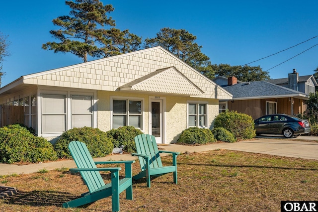 view of front of house featuring a front yard and stucco siding