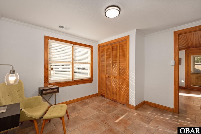 living area with crown molding, stone finish flooring, visible vents, and baseboards