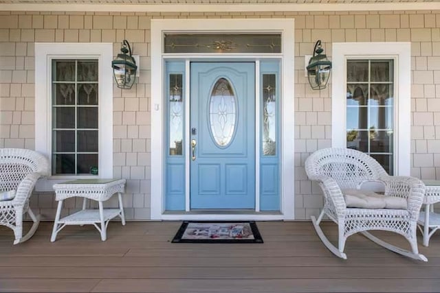 doorway to property with covered porch