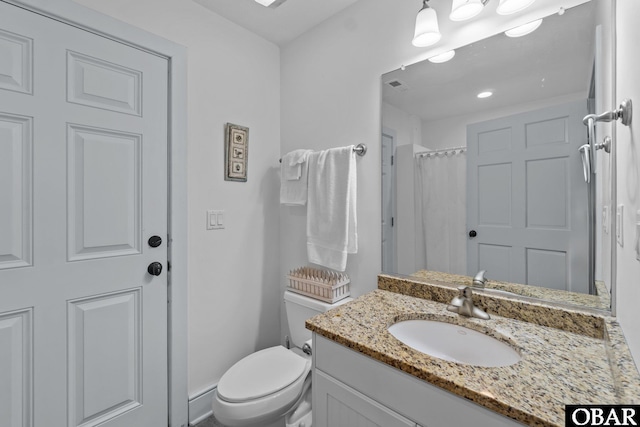 bathroom with a shower with curtain, visible vents, vanity, and toilet