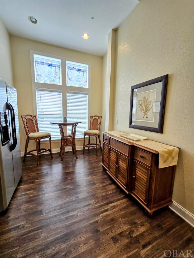 living area featuring recessed lighting, dark wood finished floors, and baseboards