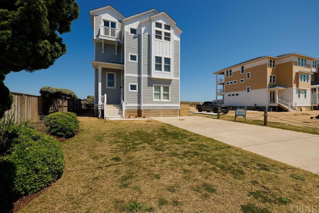 view of front facade featuring a front yard and fence