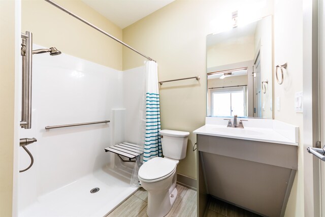 bathroom with a shower with curtain, vanity, and toilet