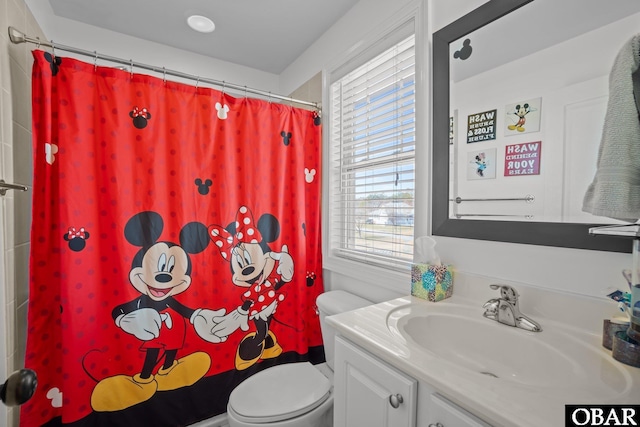 bathroom with a shower with curtain, vanity, and toilet