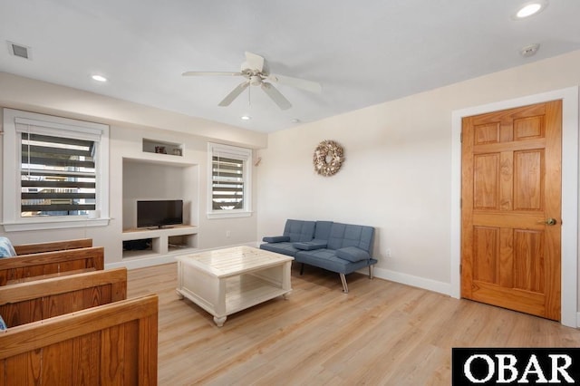 living room with visible vents, light wood-style flooring, recessed lighting, baseboards, and ceiling fan