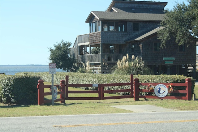 view of front of property featuring fence